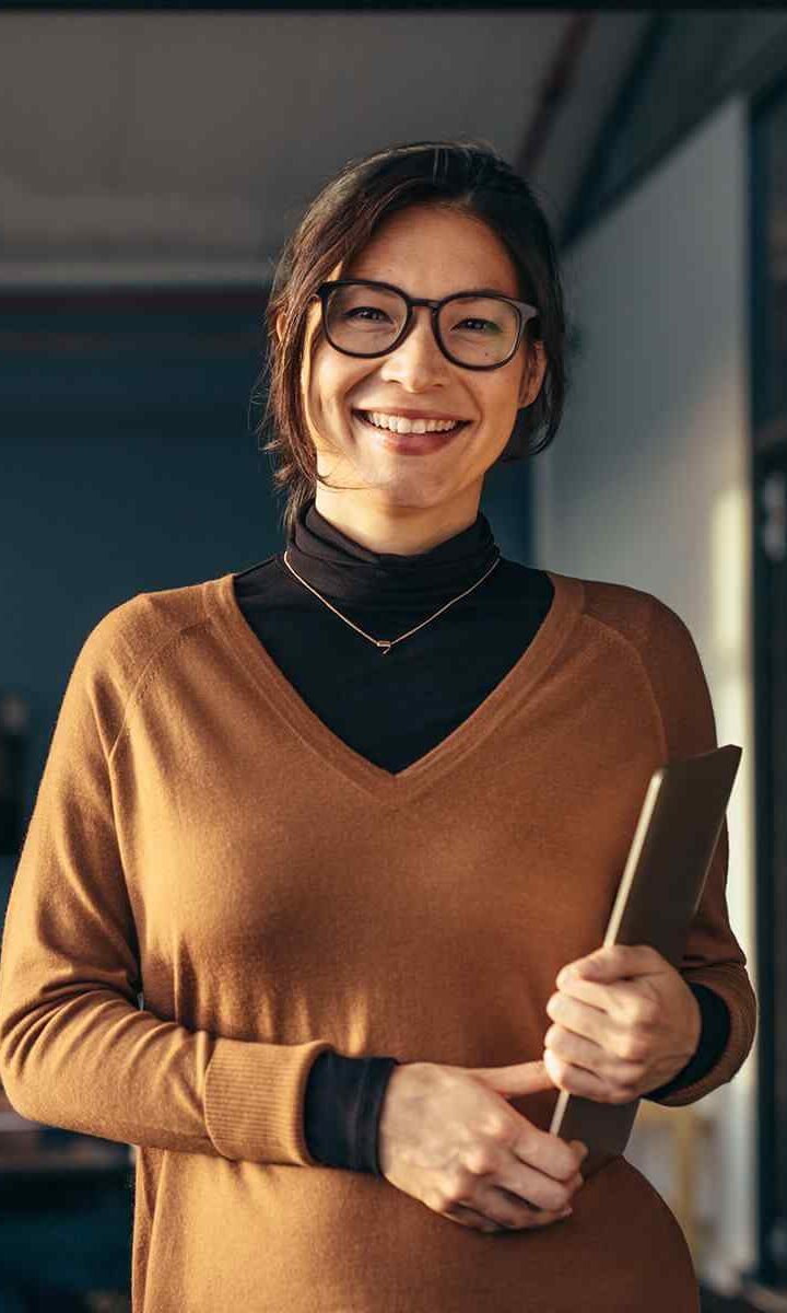https://poshlaws.com/wp-content/uploads/2019/10/inner_team_01-720x1200.jpg